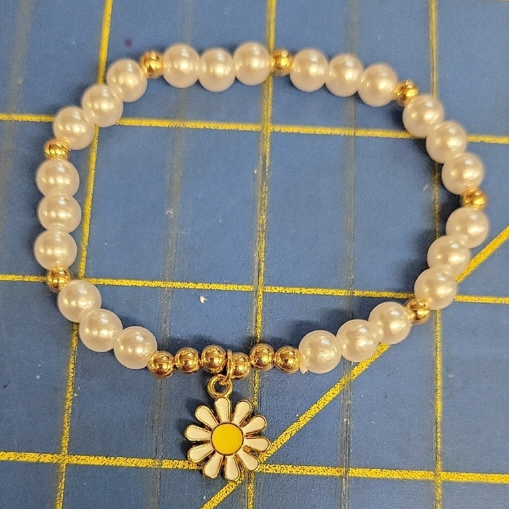 Pearl Faux Gold Tone Bead White & Yellow Daisy 6" Bracelet
